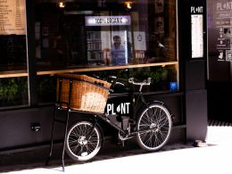 ein-vor-einem-restaurant-abgestelltes-fahrrad-s0kut_jIFfI
