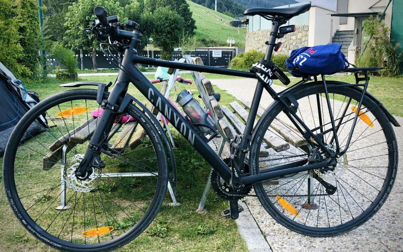 ein-fahrrad-das-neben-einem-zelt-im-gras-abgestellt-ist-ZtyP58TVI3M