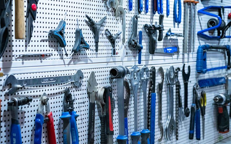 ein-haufen-werkzeuge-hangt-an-einer-wand-CL7shAl6888