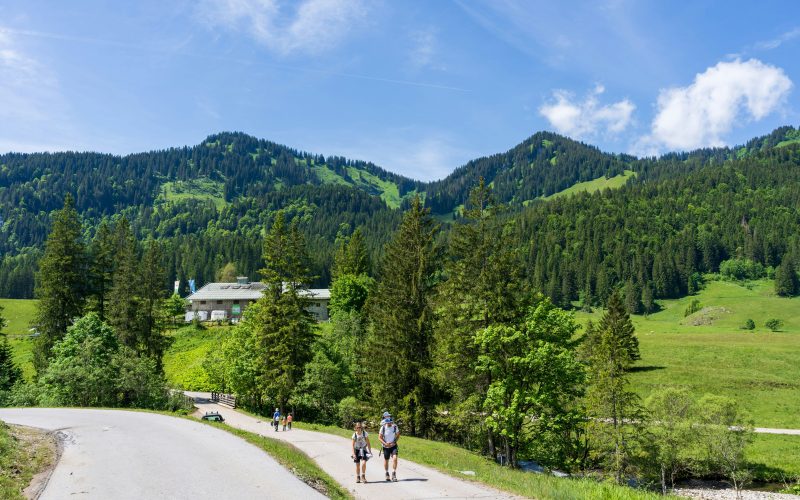 ein-paar-leute-fahren-mit-fahrradern-eine-strasse-entlang-K_Ukt4UnnWM