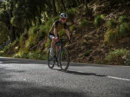 ein-mann-fahrt-fahrrad-auf-einer-strasse-shdbrflmsVw