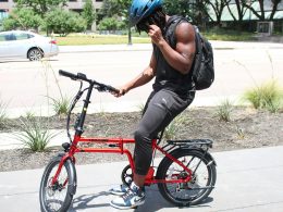 ein-mann-fahrt-ein-fahrrad-wahrend-er-mit-einem-handy-telefoniert-ZP6EQ5NL66E