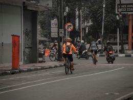 eine-person-die-mit-dem-fahrrad-die-strasse-entlang-fahrt-Wn5NlK75G90
