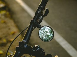 schwarzer-motorrad-seitenspiegel-in-nahaufnahme-YMEicl1Anxg