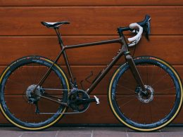 schwarzes-rennrad-gegen-holzwand-sw9Vozf6j_4