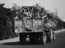 graustufenfoto-des-oldtimers-8OXNOHzjnwg