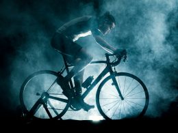 mann-fahrt-auf-schwarzem-fahrrad-fwFRsmPOkGw