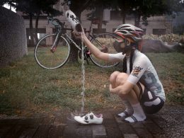 person-in-weissen-und-schwarzen-nike-sneakers-beim-fahrradfahren-TBMZNyh17_Y