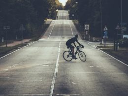 fotografie-einer-person-die-tagsuber-fahrrad-auf-der-strasse-fahrt-xYB1xfCnpg0