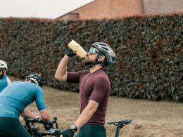 frau-in-lila-tanktop-und-blauer-jeans-fahrt-auf-schwarz-weissem-fahrrad-wahrend-tyugrrhW9us
