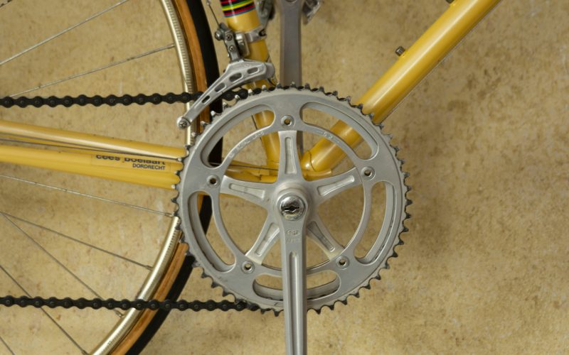 gelbes-fahrrad-mit-grauem-pedalritzel-ovMGAfl_4EI