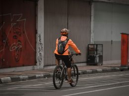 ein-mann-auf-dem-fahrrad-UgpzlKLREt4