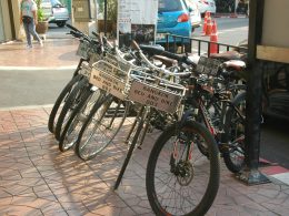 schwarzes-und-graues-fahrrad-das-tagsuber-auf-dem-burgersteig-geparkt-ist-oTFiT7nUgzc
